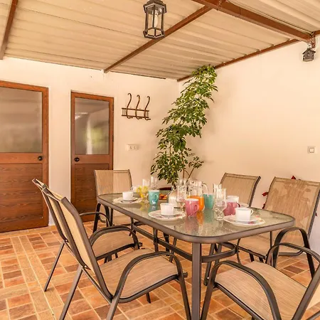 4 Bedroom Cozy Home In Iznájar Exterior photo