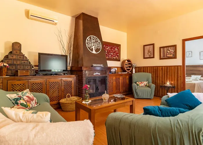 4 Bedroom Cozy Home In Iznajar
