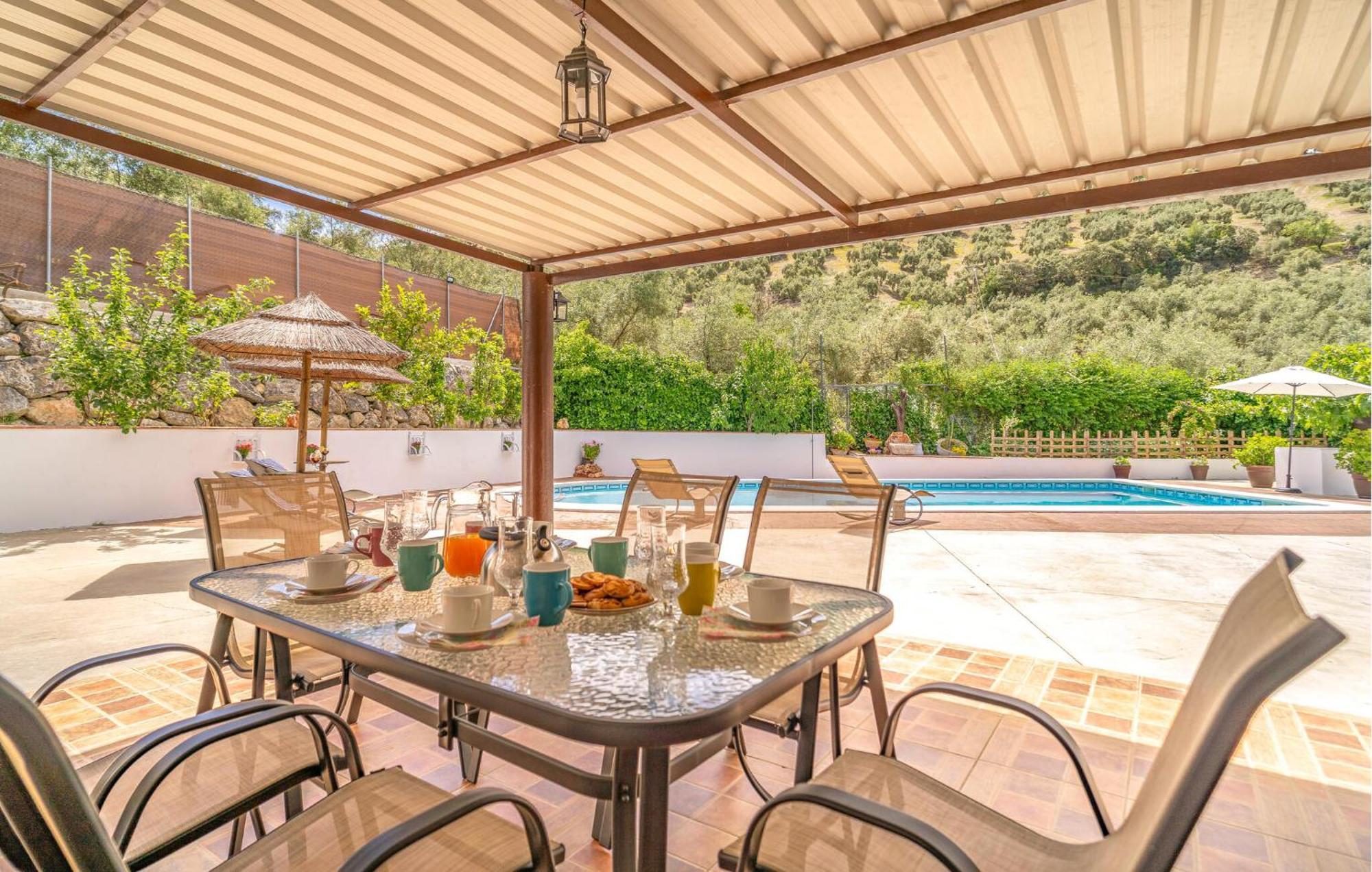4 Bedroom Cozy In Ferienhaus Iznájar